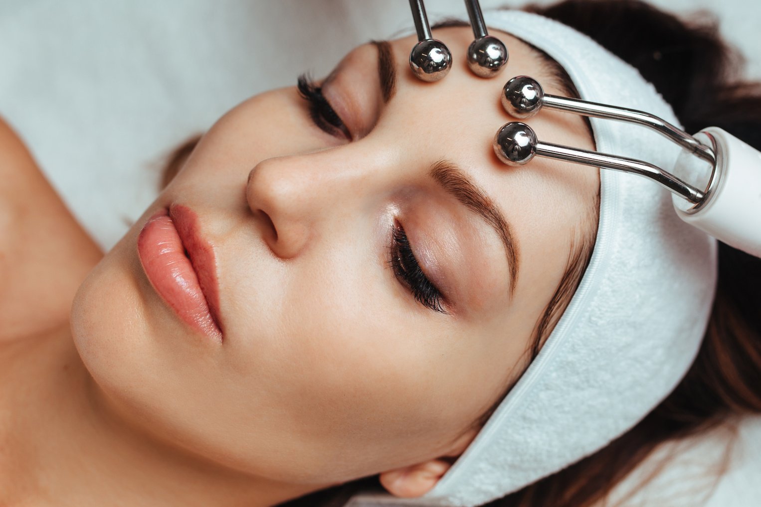 rejuvenating facial treatment with microcurrents